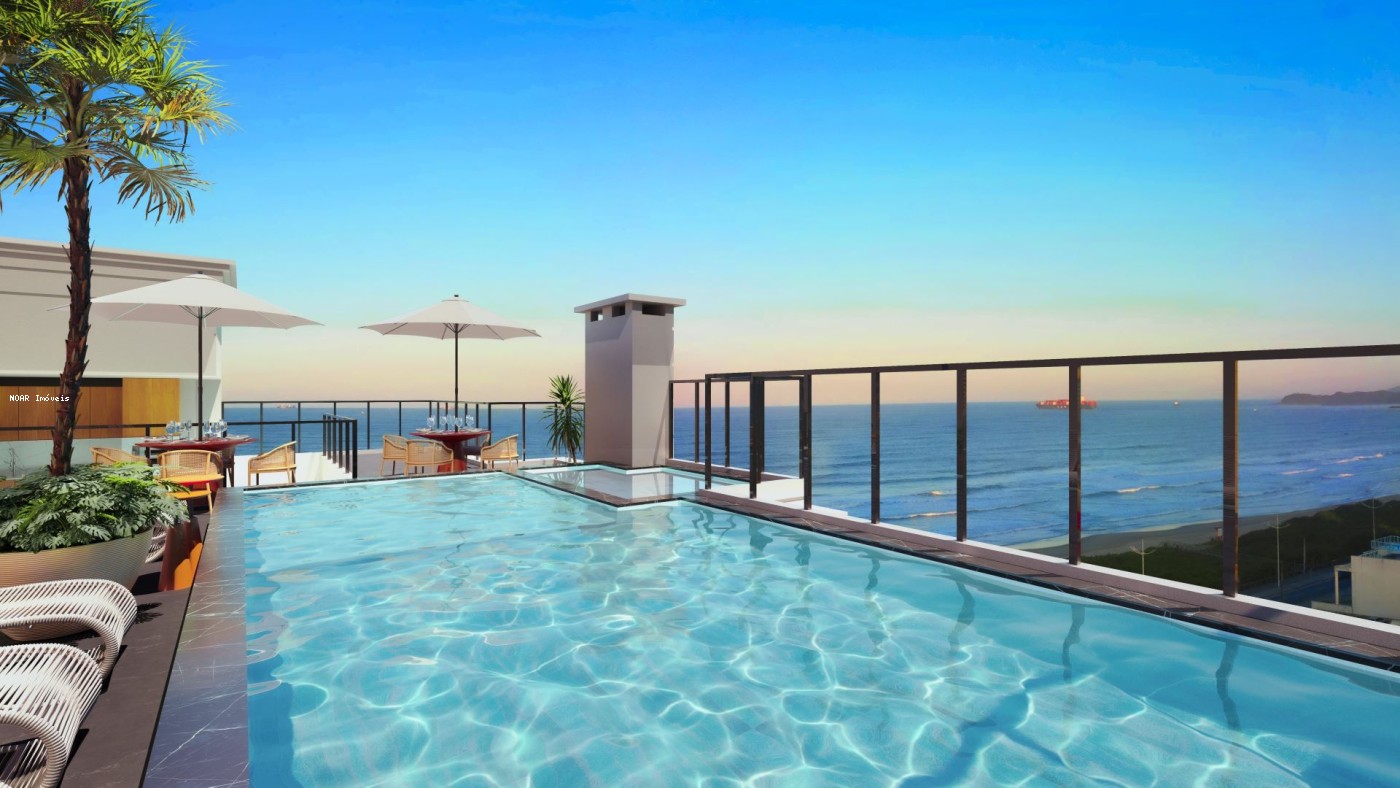 Piscina com borda infinita no rooftop
